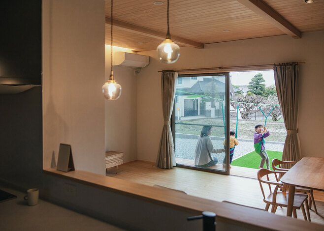 キッチンにはデッキや庭の様子も届く