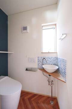 お気に入りのタイルやヘリンボーン柄の床など、トイレにもこだわりが