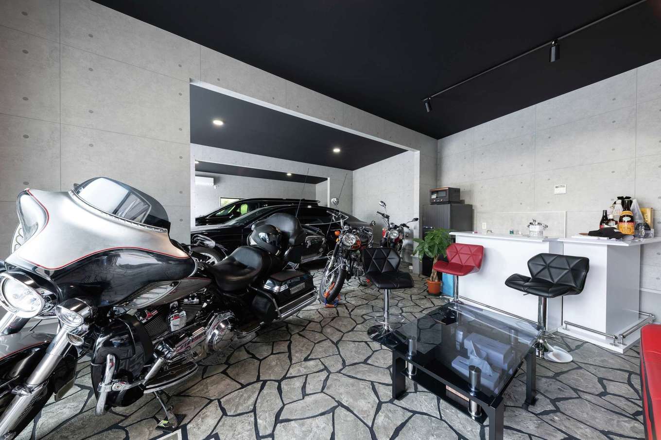 サンワ開発【デザイン住宅、収納力、ガレージ】広々としたガレージには、バイクも収納する。バースペースにはカウンターを設置。愛車を眺めながらゆったり過ごす時間は格別だ