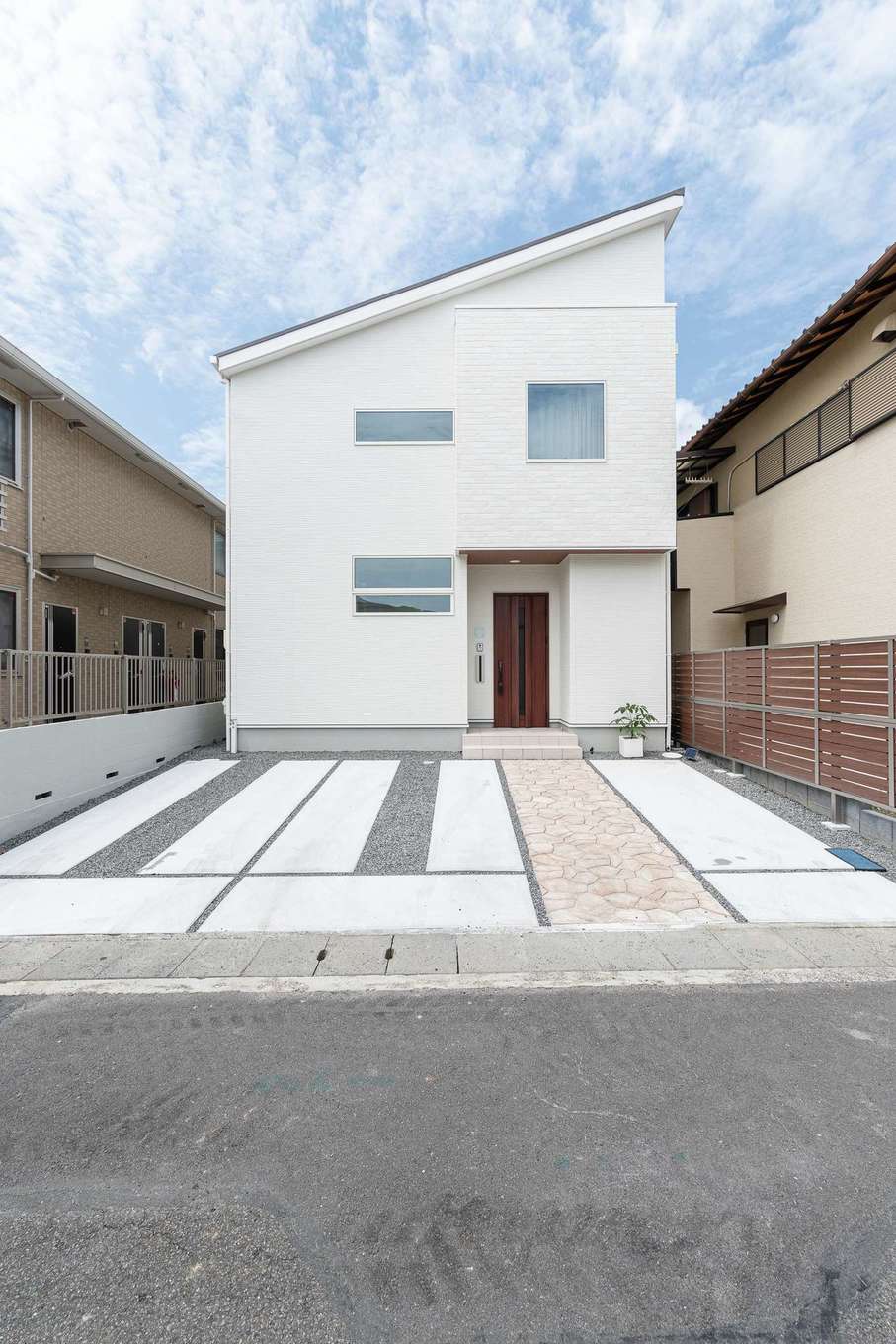 HAPPY HOUSE（山田工務店）【デザイン住宅、間取り、インテリア】片流れの外観はスタイリッシュな表情ながら、玄関軒天やアプローチの色味であたたかみをプラス。小屋裏の収納は階段でアクセス可能