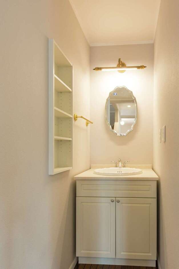 洗面ボウルや鏡、照明、タオル掛けまで夫婦が厳選