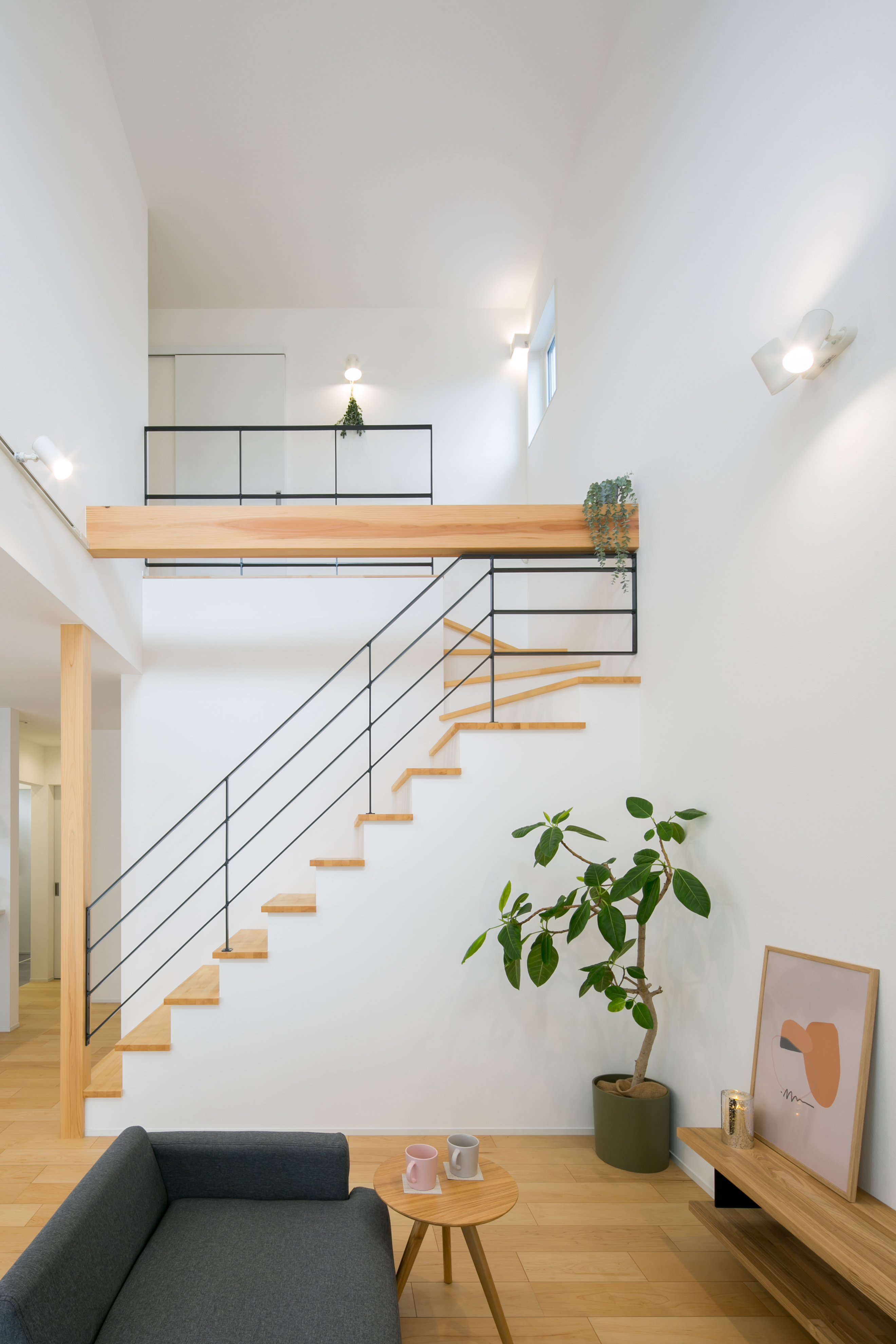 シンプル｜LDKが少しでも広く明るく感じるよう上部には吹抜の空間を作った。