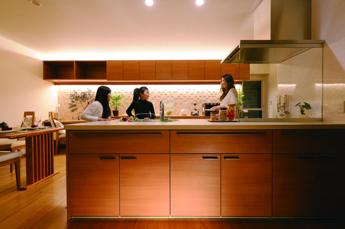 住宅工房 アリアンス｜おしゃれで広々としたキッチンは、家族で入ってもスムーズに動けて使いやすい。子どもたちも積極的にお手伝い