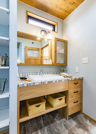 自由にデザインを選べる収納力抜群の造作洗面台