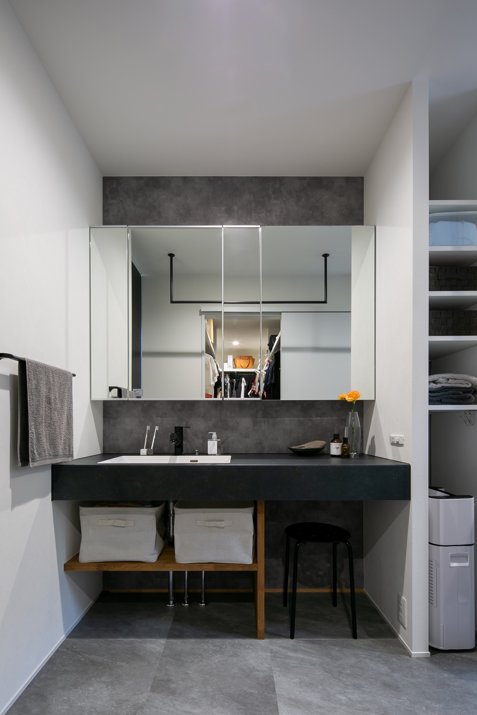 シンプル｜ホテルライクな洗面。
洗面ボウルの右側には、奥様の化粧スペースを確保。