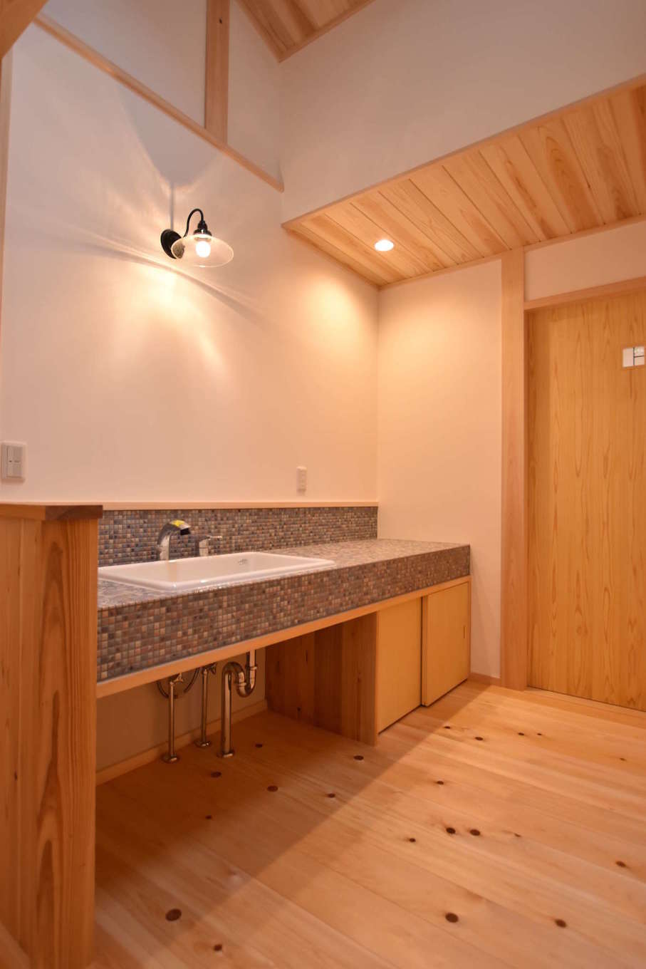 職人夢工房 TODA（戸田工務店）【和風、自然素材、平屋】浴室と分離し、廊下の一角に設けた洗面コーナー。カウンターはタイル張りにしてアクセントを付け、明るく清潔感にあふれた空間を演出