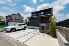 シンプルで洗練された住宅の外観。駐車スペースもしっかり確保され、使い勝手が良い設計。