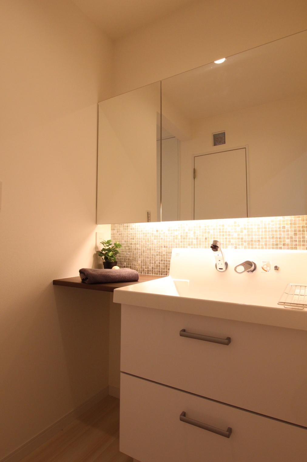 小野田産業～designers house project～｜シンプルで落ち着いた雰囲気の洗面スペース。使いやすさと見た目の美しさを兼ね備えている。