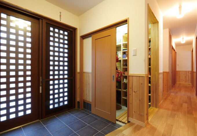 たたき部分に引き戸を付け、出入りはできるが、隠したい部分に目隠しができる土間収納