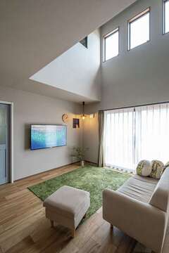 吹き抜けの高窓から、たっぷりの光が注ぎ込むジャパンディスタイルのリビング。「余白というか、無駄な空間を作りたかったんです（笑）」とIさん。コーナーに飾ったアート作品とおしゃれな照明が心にゆとりをもたらす