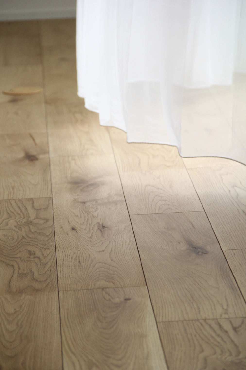 ナイスホーム【デザイン住宅、趣味、間取り】床は質感のある風合いが美しく、抗菌効果や消臭効果のあるイクタの銘木フロアーラスティックを採用した