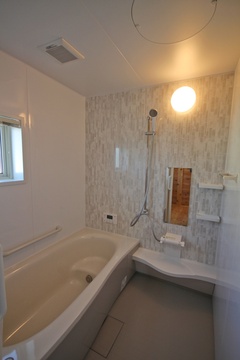 明るい色調のシンプルなバスルーム。清潔感があり、リラックスできる空間設計がなされている。