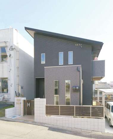 なだらかな傾斜地に建てたM邸。外観はブラックとグレーで統一した。片流れの屋根に4kWの太陽光発電を搭載