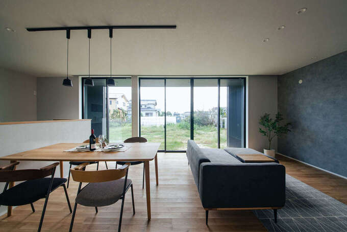 天井まで届く大きな窓は夫妻のこだわり。大きなアルミ樹脂複合サッシが断熱・気密効果を高め、光熱費軽減に貢献する