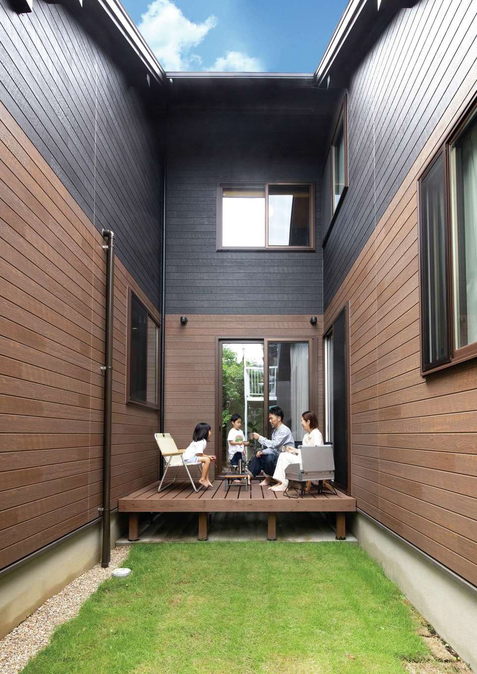 サイエンスホーム【デザイン住宅、趣味、自然素材】建物をコの字型に配置したことで生まれた中庭は、強風の影響も受けにくいプライベートガーデン。外からの視線を気にすることなく、BBQや子どもプール、おうちキャンプと、アウトドアを満喫することができる