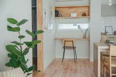 ダイニングの背面にあるスタディカウンターは、子どもの宿題はもちろん、仕事や家事をするのにも便利