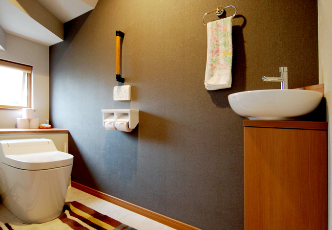 階段下に設けたタンクレストイレ。幅を広めにとっているため、横からの出入りも問題なく可能