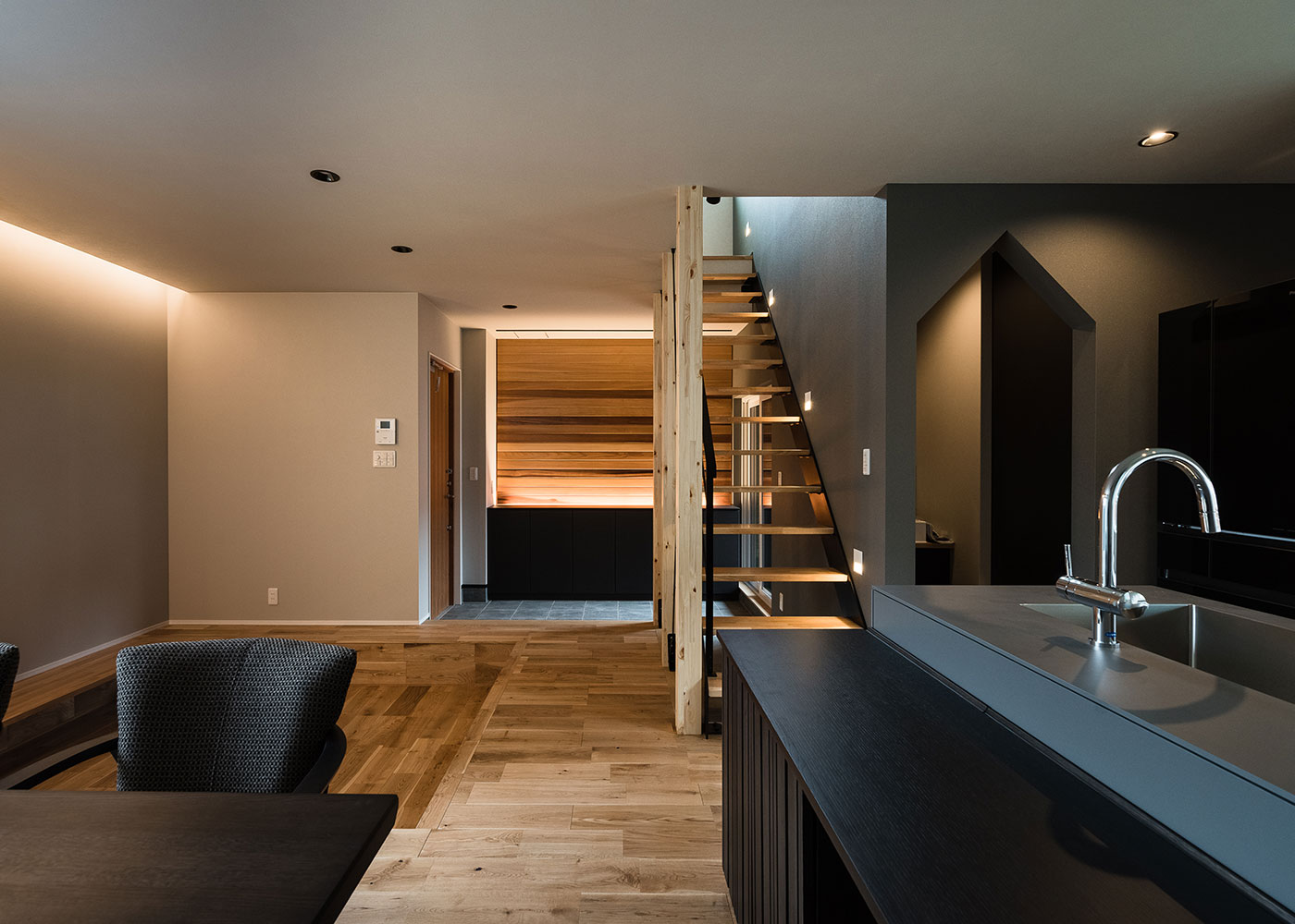 クラフトハウス【デザイン住宅、狭小住宅、建築家】キッチンからリビング、階段を見渡せる