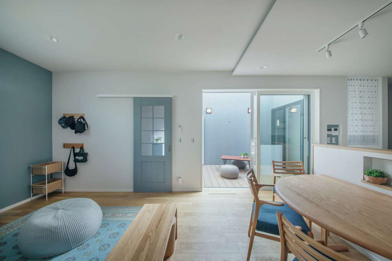 子育て安心住宅 Design Craft Office【子育て、間取り、平屋】室内の床と中庭の床面を同じ高さにすることで、内と外がシームレスにつながる