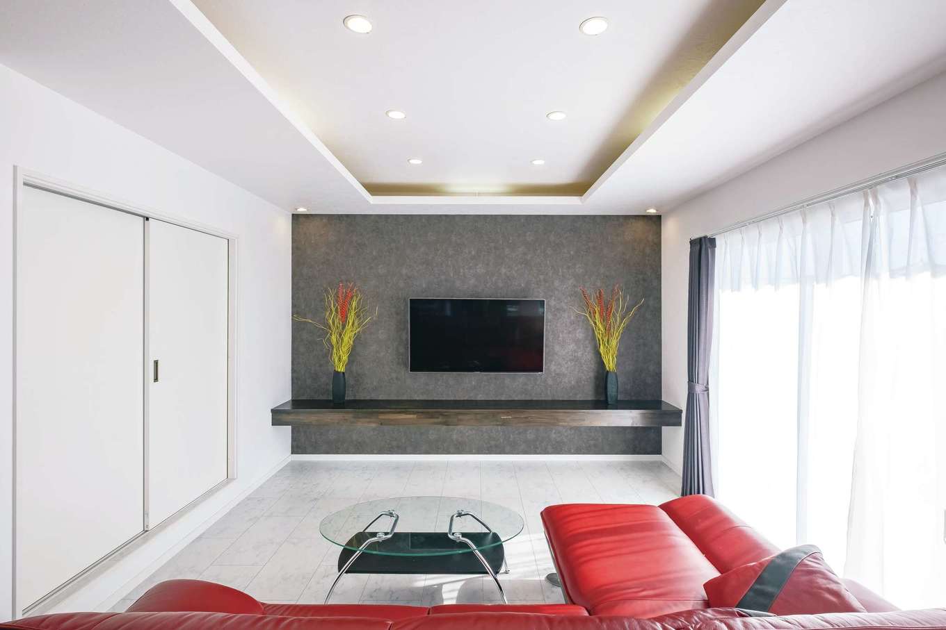 アフターホーム【デザイン住宅、間取り、インテリア】造作テレビボードは壁掛けタイプのテレビですっきりと。幅広の掃き出し窓から明るい日差しが入る
