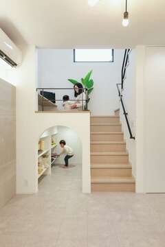 階段の踊り場スペースに設けたスキップフロア。その下のキッズトンネルは通り抜けができ、子どもがぐるぐる回って遊べるワクワク空間