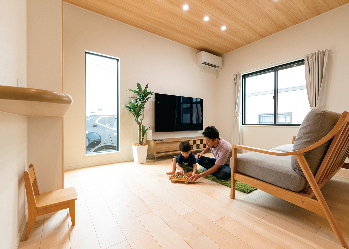 アイワホームサービス【1000万円台、デザイン住宅、間取り】リビングは270cmの天井高により伸びやかな空間に。天井は一面に木調のクロスを張り、ナチュラルな雰囲気に