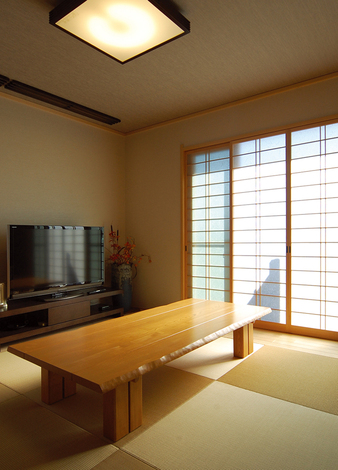 風通し、明るさ、雰囲気、全てにこだわったリビングは、南側の障子を開けると旦那さん自身で作った小さな庭園を臨むことができる。また、適度な目隠しで視線も気にならないため窓を大きく開けておくことができる