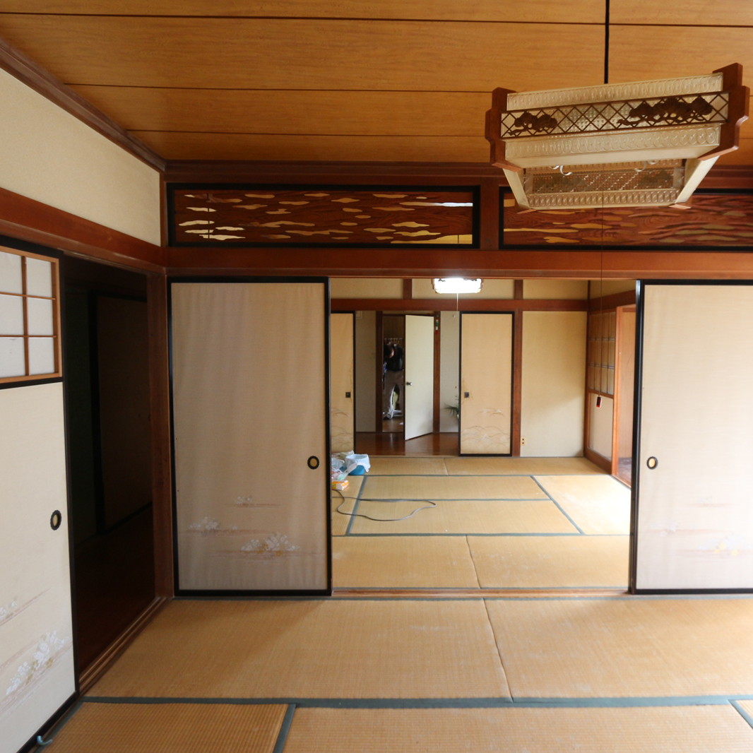 広縁と和室の続き間、中廊下の奥にさらに和室という典型的な昭和の家。北側の居室は光も入らず暗かった。台所と居間、子ども室のみ洋室だった。