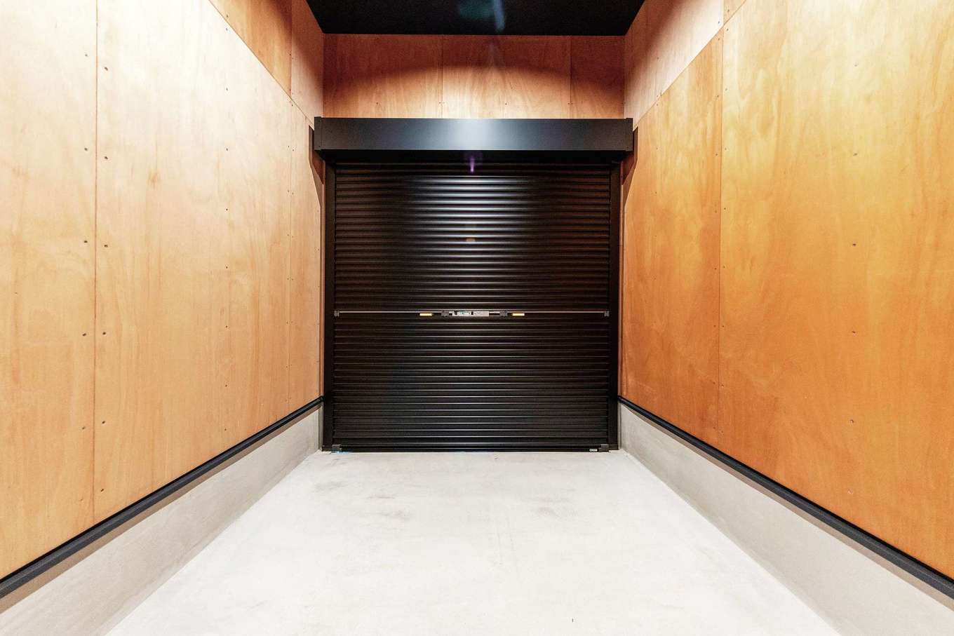 渡辺建設【省エネ、ペット、平屋】釣りとシーカヤックが趣味のご主人のための収納ガレージ。屋内外から出入りできて便利