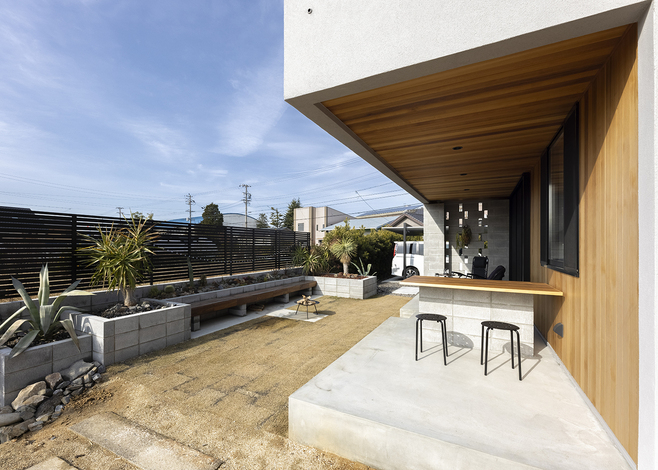 テラスには造作のテーブルも設置