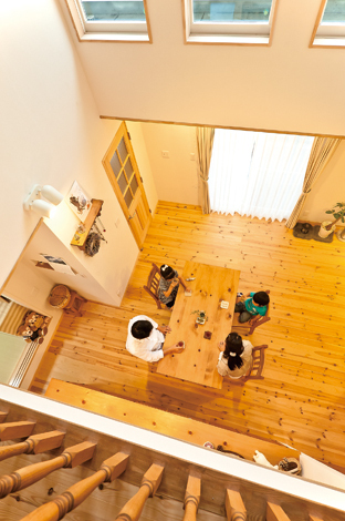 通りや隣家からの視線に配慮。大きな吹き抜けを設け、明るさを招き入れた