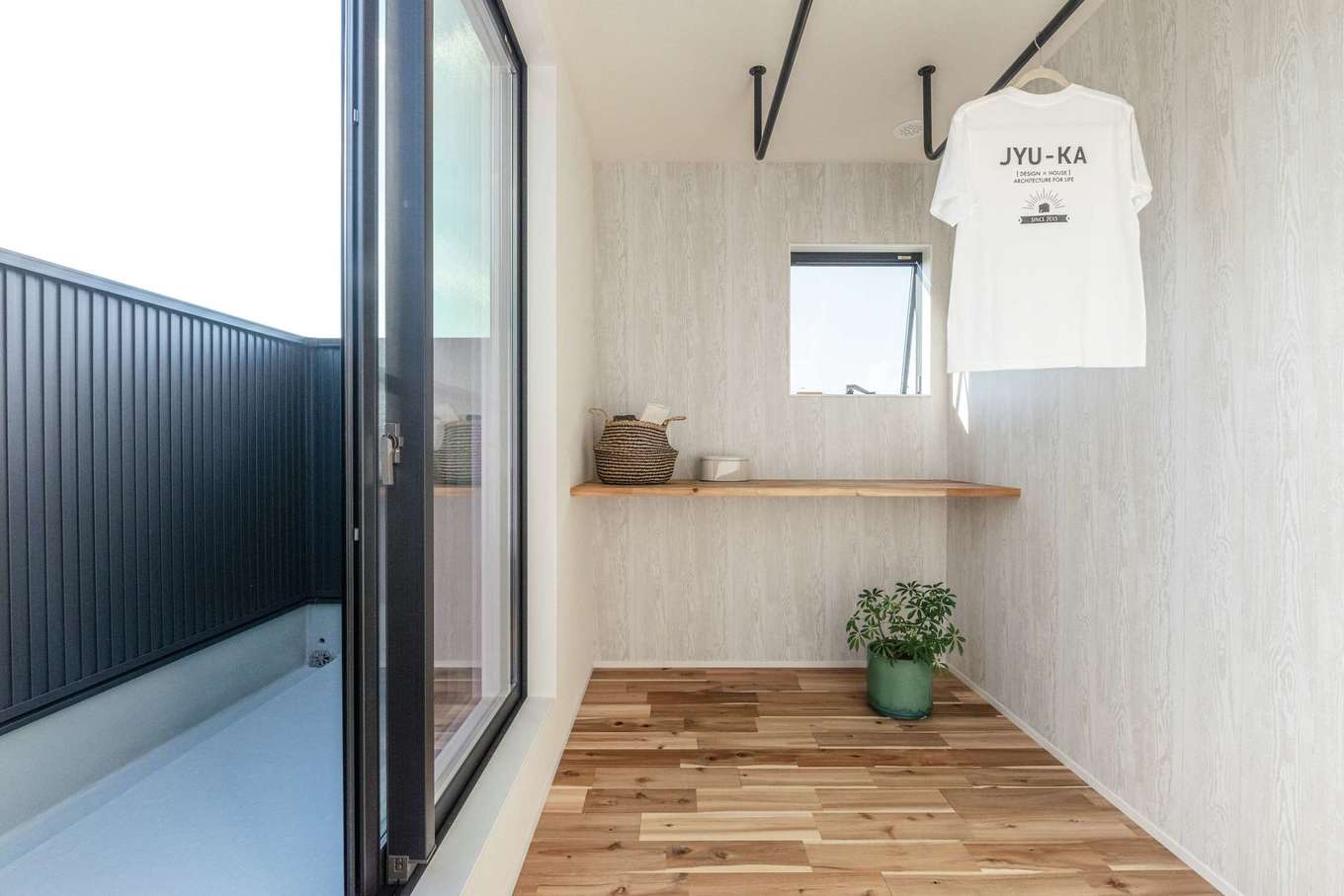 住家 JYUKA【デザイン住宅、間取り、屋上バルコニー】共働きのOさん夫妻には必須だった室内干し空間。土地を下見した段階から、西日が当たる場所を計算して決めた