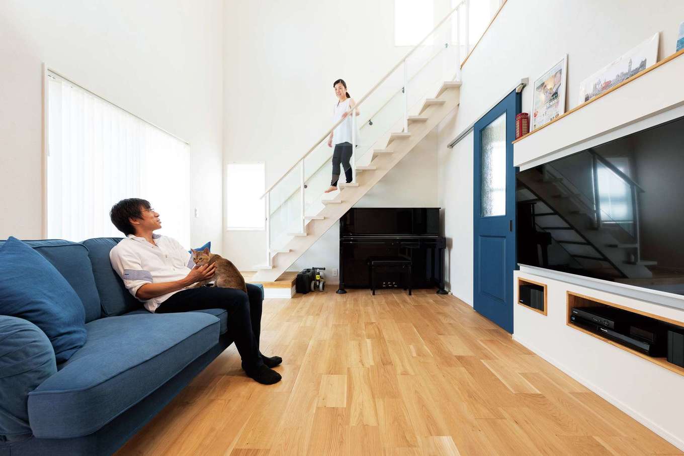 F.Bird HOUSE（袴田工務店）【輸入住宅、間取り、ガレージ】開放感あふれる吹抜けのリビング。大好きなブルーがナチュラルな空間の差し色に。見上げると2階の窓越しに青空が見える
