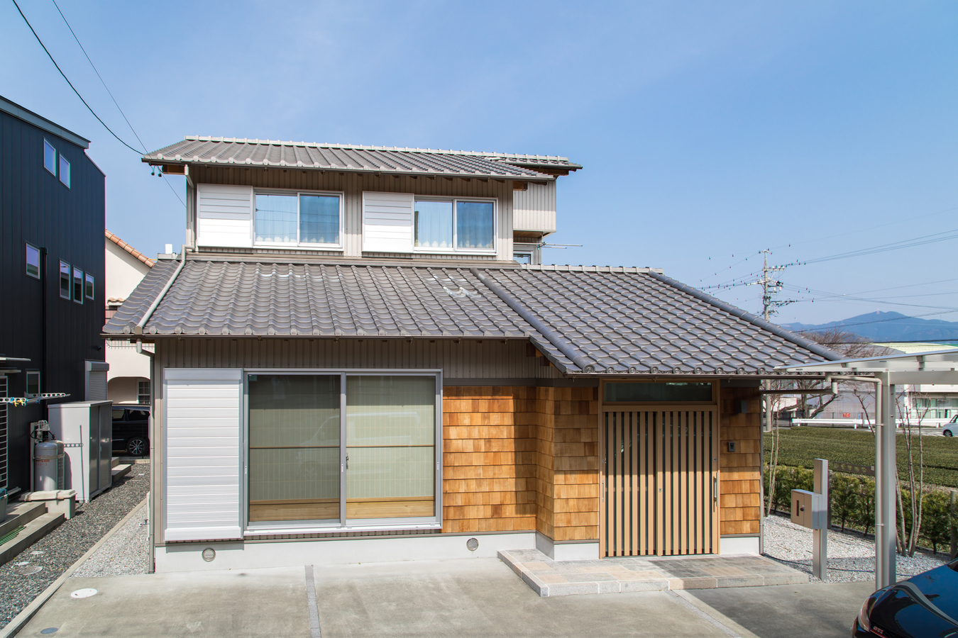 櫻 工務店【子育て】こだわりのいぶし瓦は一部をガラスに。リビングへやさしい光を落とす