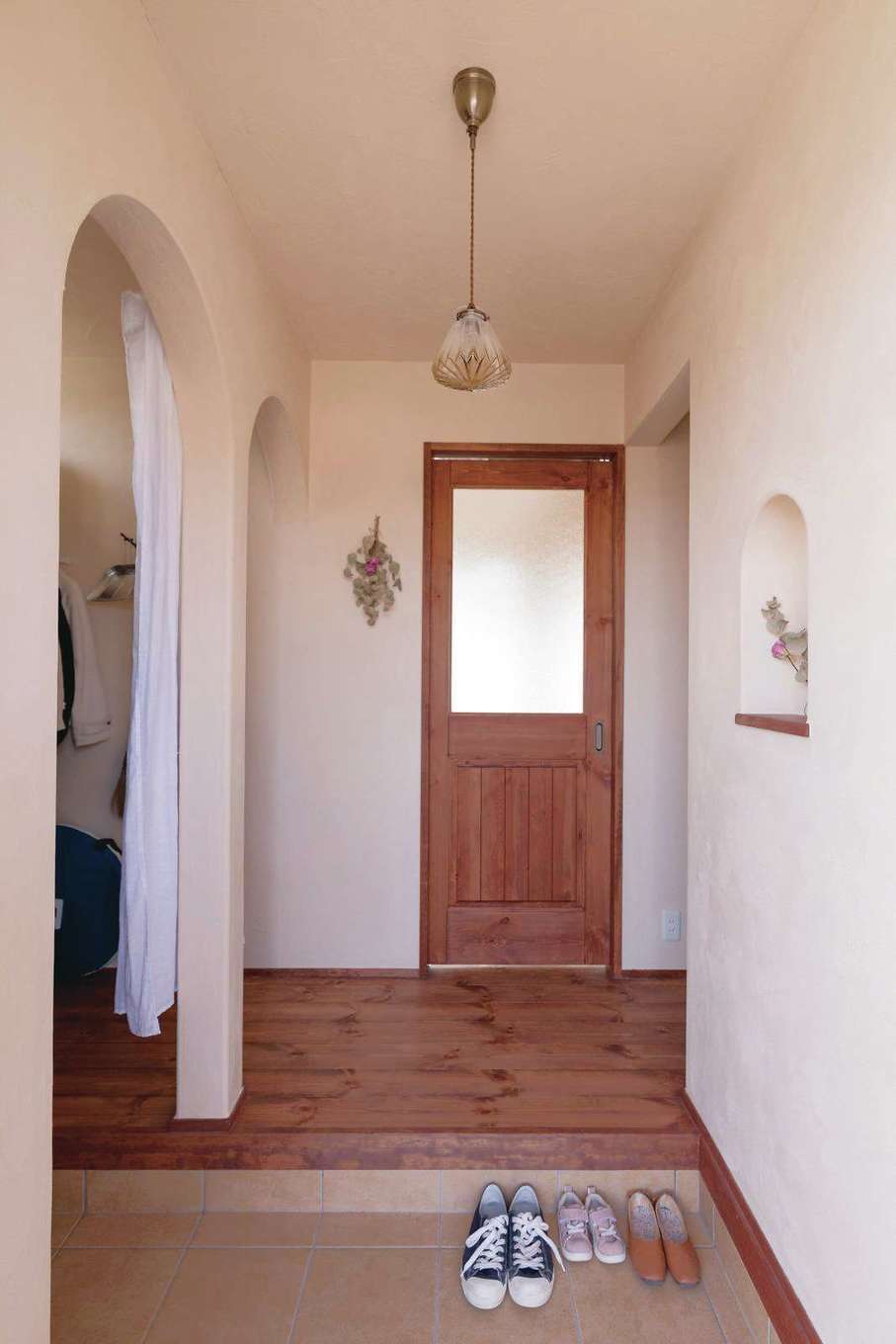 アイジースタイルハウス【デザイン住宅、子育て、自然素材】帰宅時にモワッと感がない玄関。アーチの垂れ壁がおしゃれ