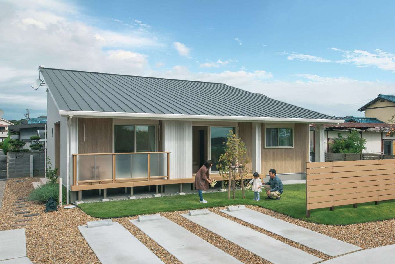 しんせつハウス【デザイン住宅、間取り、平屋】大屋根のおおらかさと、白×ベージュの外壁のさわやかさがマッチした平屋の外観。庭やフェンスなどの外構も『しんせつハウス』が手がけた。同社では家づくりと一緒に外構工事も請け負うケースがほとんとで、外構工事に対する評判も高い。建物と外構をトータルで提案してもらえるので、統一感のある住まいを実現できる