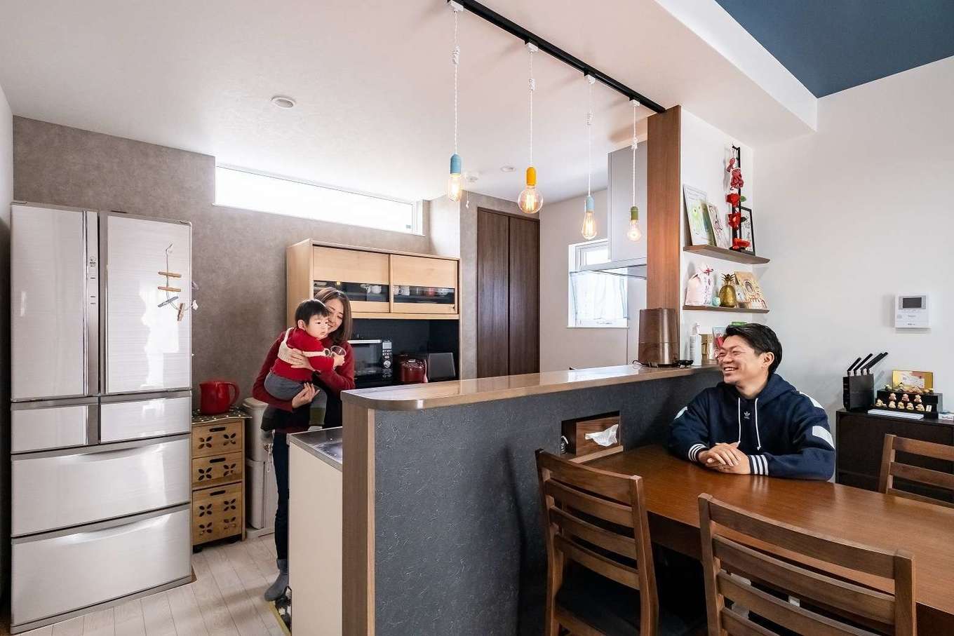 イデキョウホーム【デザイン住宅、省エネ、間取り】奥さまこだわりのステンレスキッチンは、主婦ならではの目線で機能を重視してチョイス。傷も目立たず、キレイをキープできる