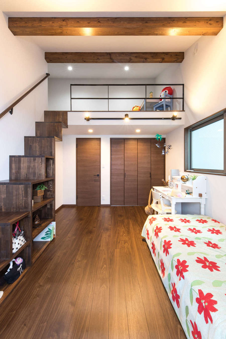 建築システム（狭小住宅専門店）【1000万円台、狭小住宅、インテリア】子ども部屋には広々としたロフトも設けた。上り下りは収納家具も兼ねた階段で。大きなクローゼットも完備