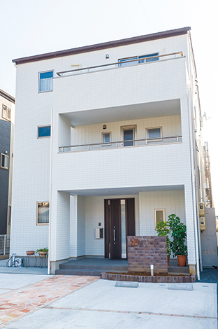 家族全員で相談して決めた白い外壁