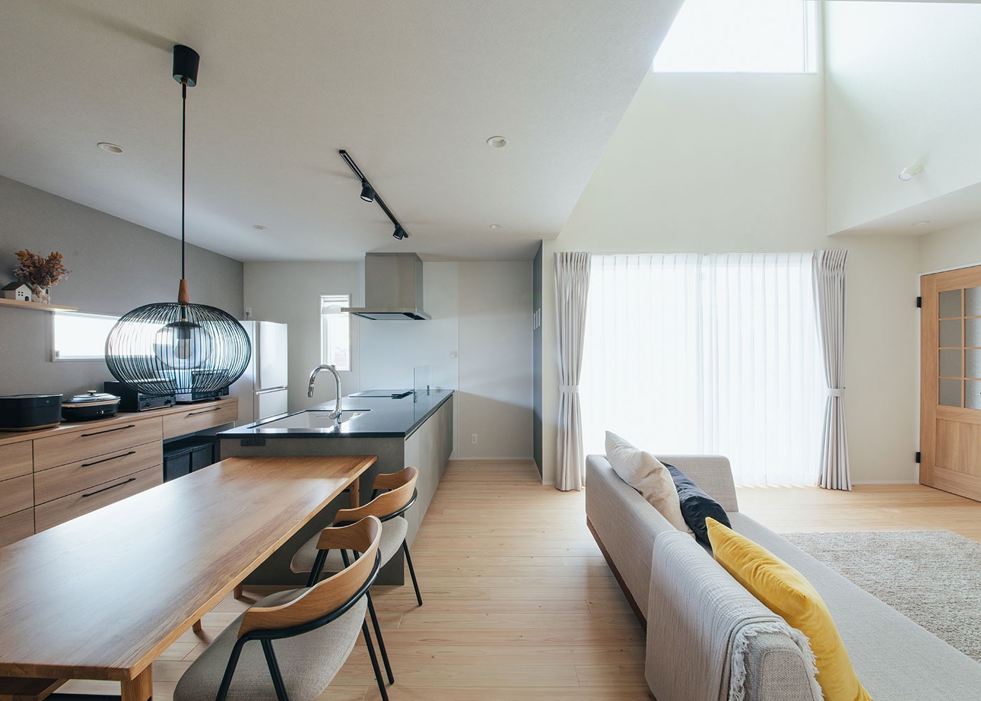 フジモクの家（富士木材）【自然素材、狭小住宅、省エネ】20畳のLDKは大きな吹き抜けとウッドデッキとのつながりにより、実際の広さ以上の開放感に満たされる