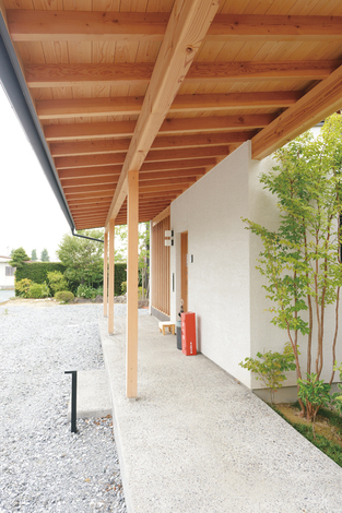 Nさんが惚れ込んだ玄関アプローチの軒。伝統的な日本建築の回廊を思わせるような佇まい