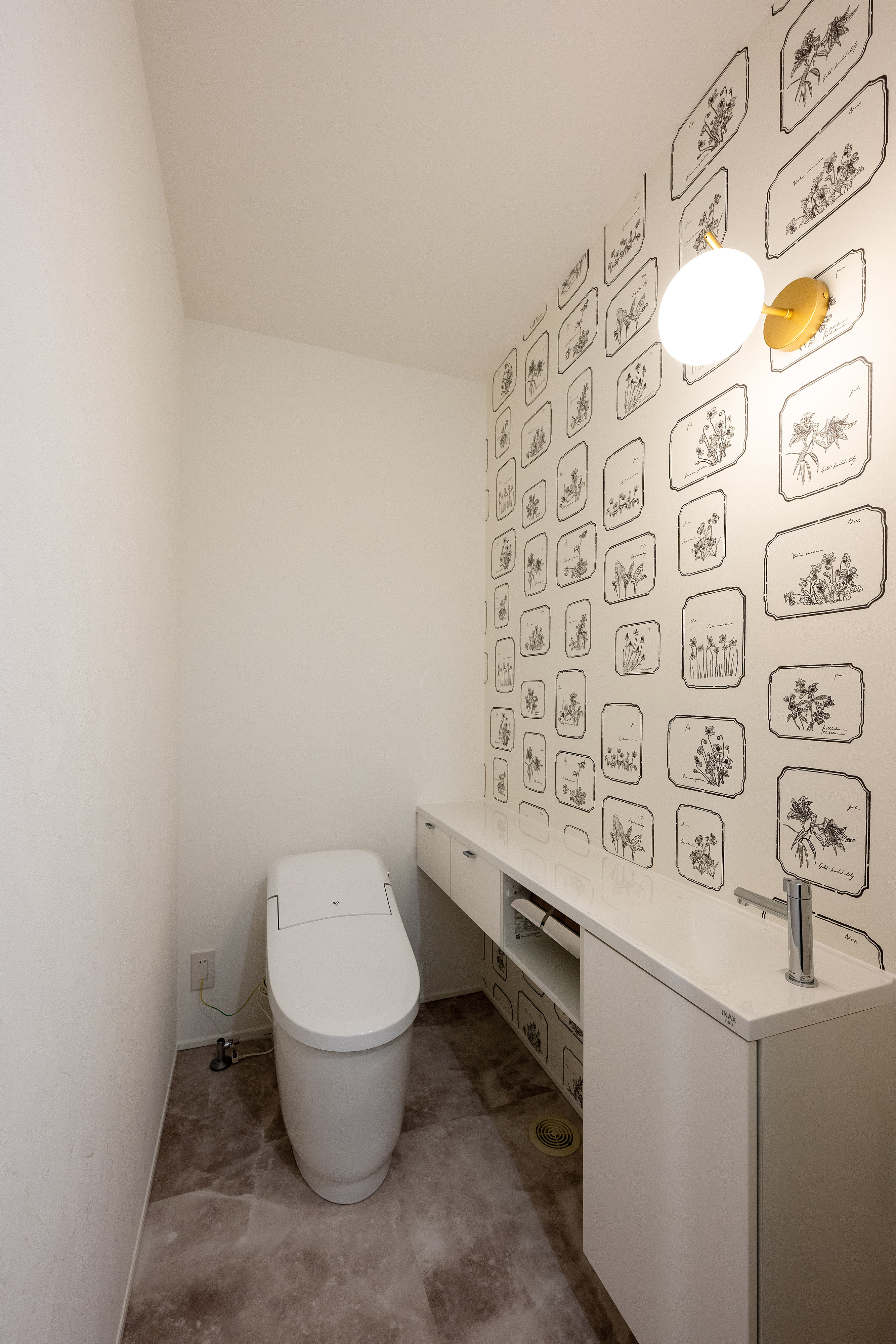 ハウスプラン（R＋house沼津・富士）【間取り、建築家、平屋】トイレはホワイトを基調としながら、アクセントのクロスや照明でアレンジ。カラーやパーツのセレクトはコーディネーターがサポートしてくれた