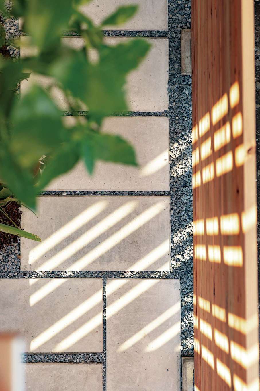 建杜 KENT（大栄工業）【デザイン住宅、間取り、建築家】来客を迎えるアプローチには格子から優しい光が漏れる