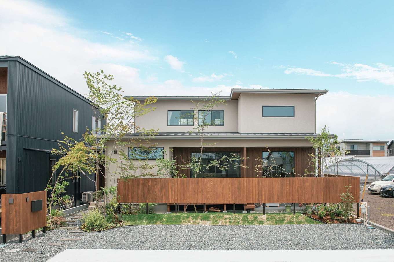 フジモクの家（富士木材）【デザイン住宅、自然素材、間取り】シンプルながら、ほどよい個性と明るさを放つ外観。抑えた屋根の角度が落ち着きを添えている。植栽は通りからの視線に配慮しつつ、バランスよく選定、配置された