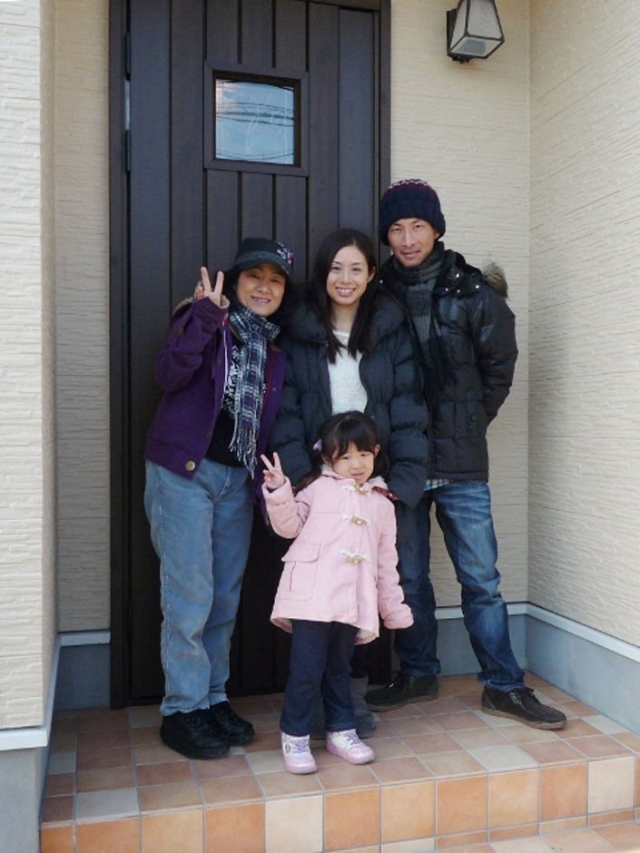 建築システム（狭小住宅専門店）【1000万円台、二世帯住宅、狭小住宅】お引き渡し完了時に玄関で記念撮影。 祖父だけ仕事で立ち会えなかった