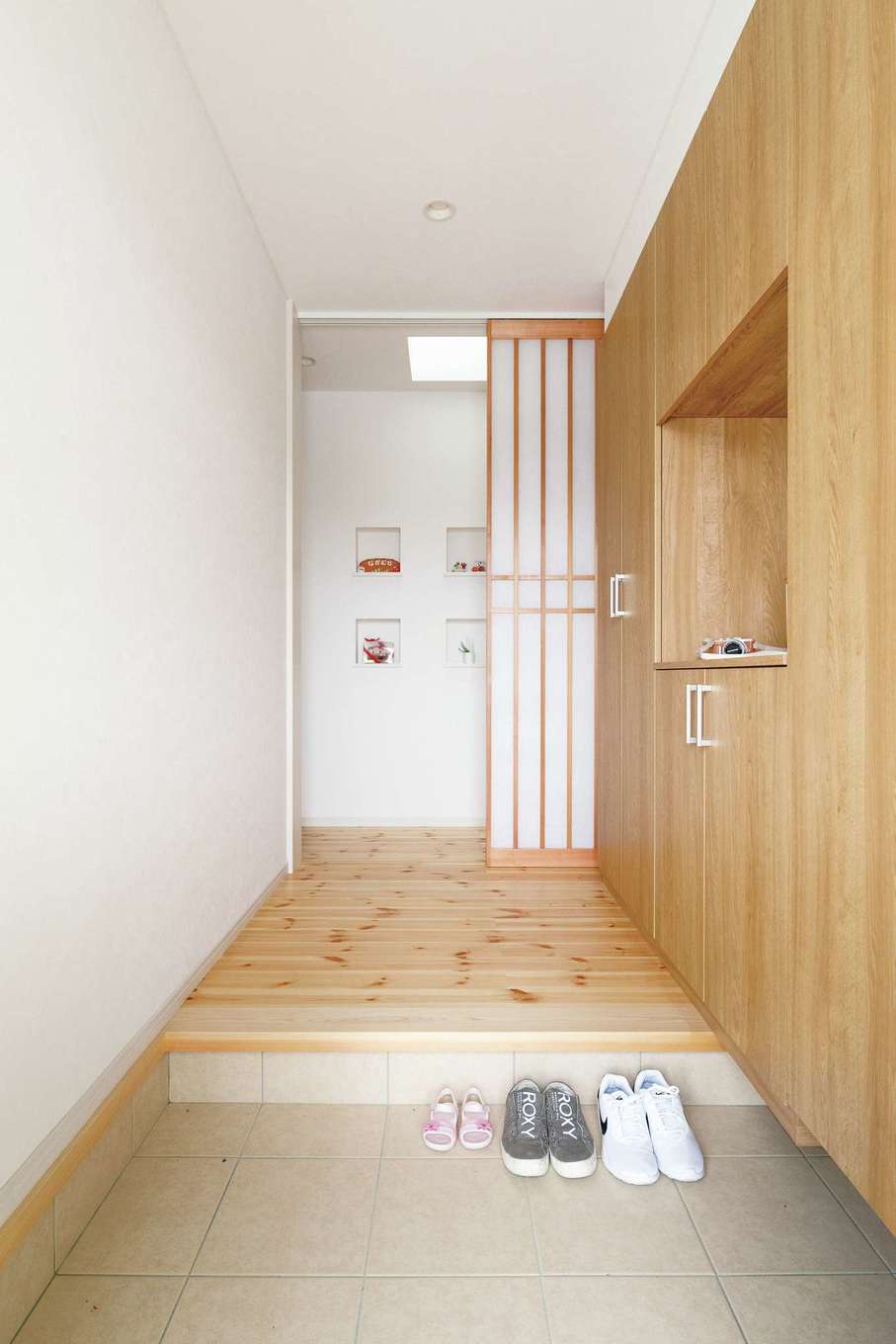 近藤建設工業【子育て、自然素材、平屋】玄関ホールに建具を入れ、冬の冷気をカット