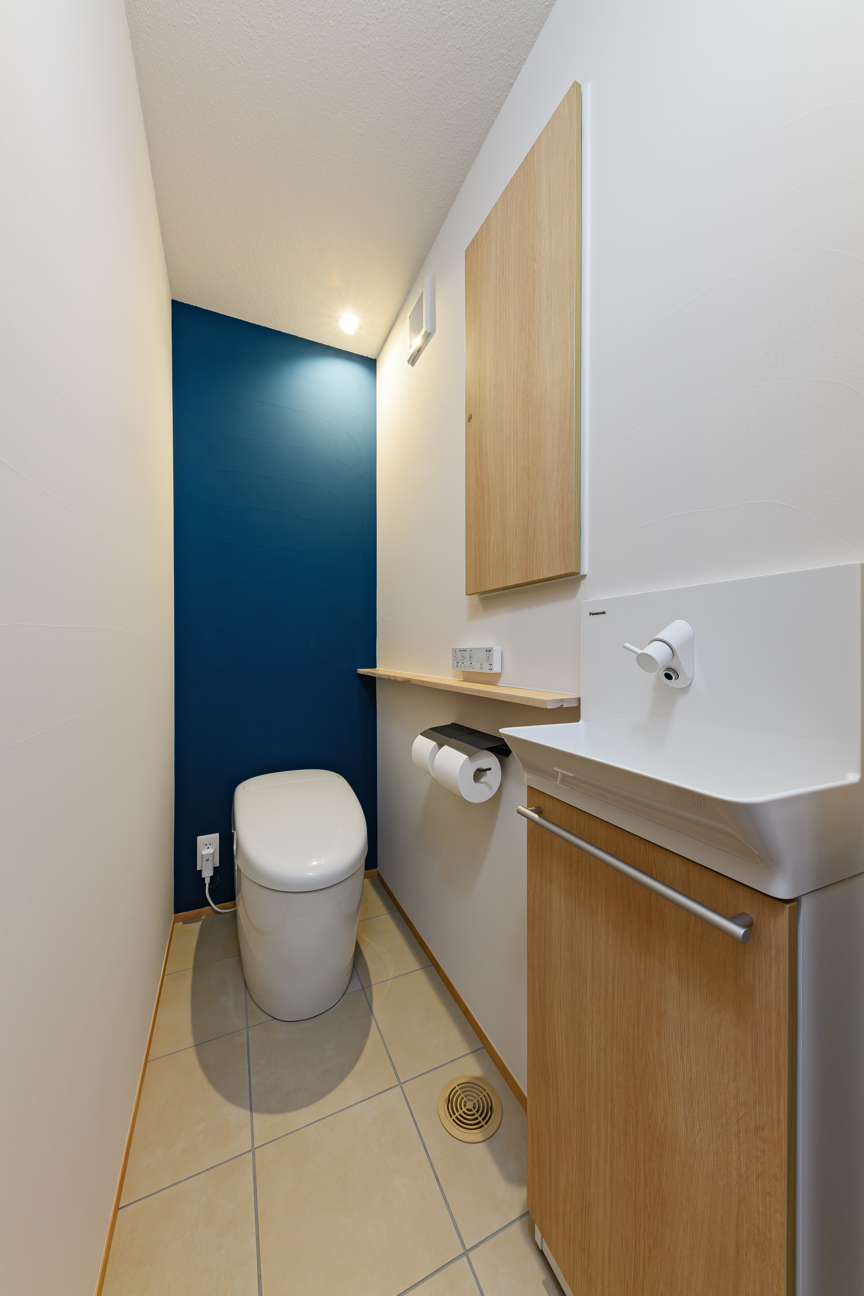 エムズアソシエイツ｜1つ目のトイレ。壁の色を一部変えてアクセントに。