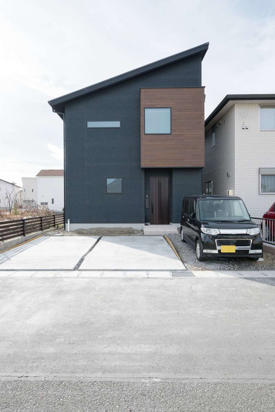 HAPPY HOUSE（山田工務店）【子育て、間取り】フォルムやカラーはご主人のイメージ通り。小屋裏には階段で上り下りできる収納を用意