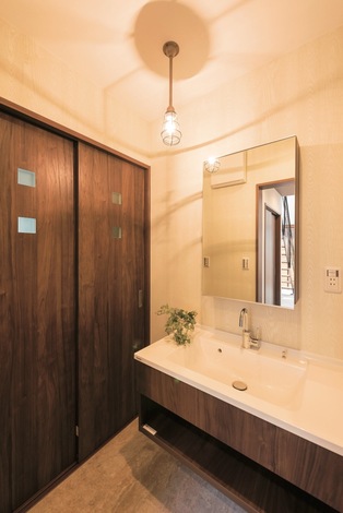 扉をつけず、あえてみせる空間に仕上げた洗面所。床から離れたフロートタイプで掃除も楽。実用的な収納は、脱衣所にまとめた