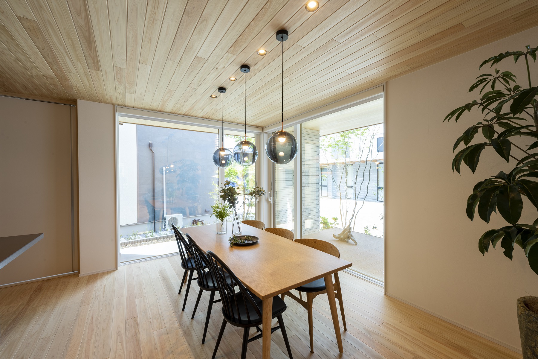 日本ハウスホールディングス 岐阜｜大きなガラス窓に囲まれたダイニング。自然光をふんだんに取り入れ、清々しい食事スペースを提供する。